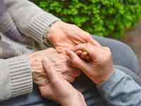 5 señales de que una persona necesita un cuidador profesional