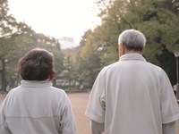 La importancia de los paseos al aire libre con las personas mayores