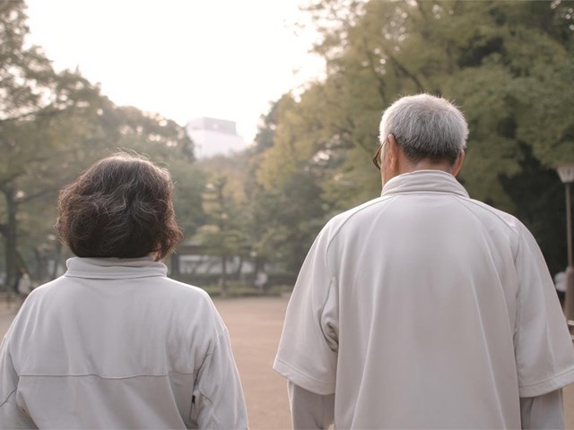La importancia de los paseos al aire libre con las personas mayores